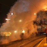 Die Eisenbahn- und Fotofreunde strömen zur Halteposition.