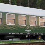 <div align="left"><font size="2">Mit den echten Bonzenwagen aus der DDR. Die Salonwagen, in denen sich einst DDR-Staats- und Parteichef Erich Honecker chauffieren ließ, werden von der historischen Dampflokomotive 18 201 gezogen. <br /><br />Am 1. Mai 2004 hatte ich in einer Gruppe des usenet dazu geschrieben: <em> ... der mit viel lokaler Werbung angekündigte Konzertexpress von Zwingenberger hat einen sehr schlechten Start hingelegt. Hier (in Henstedt-Ulzburg) kam der Konzertexpress gestern mit über 70 Minuten Verspätung an.<br /><br />Heute fur der Zug nur bis zum namenlosen Gleisfeld zwischen den (HVV-)Bahnhöfen Tanneneck und Ulzburg-Süd. Der Zug kam mit eingen (ca. 10) Minuten aus Tanneneck angeschlichen, brauchte mehrere Minuten für 500 Meter und blieb dann in der Pampa stehen. ...</em>