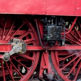 <div align="left"><font size="2">So ein Fahrwerk ist schon ein technischen Kunstwerk.<br /><br /><em> ... und einer der Lokbediener (Heizer oder Lokführer) gab die Infos, das die gestrige Verspätung wegen "organisatorischer Fehler/Nachlässigkeiten" des Veranstalters zustande kam. Heute soll angeblich "das Wasser nicht mehr reichen" und "die Feuerwehr war nicht zu erreichen um nachzufüllen". Deswegen solle der Zug nicht weiterfahren, sondern dort die Zeit abwarten bis er fahrplanmäßig wieder hier angekommen wäre und dann nach Hamburg zurückfahren.</em><br /><br />Birger W. schrieb später, das die Feuerwehr sich bei ihm gemeldet habe und das sie nicht einmal über den Wassermagel informiert wurde. Sie hätten gern geholfen.<br /><br />Weiter sein Text:<em><br />Positiv hervorzuheben von der Sonderfahrt am Freitag sind das Engagement der Musiker und der Speisewagencrew, und last but not least nicht zu vergessen die Ausstellung von Taxigutscheinen, schließlich erreichte der Konzert-Express Hamburg-Altona erst weit nach Mitternacht (genaue Ankunktszeit am Altonaer Bahnhof ischt mir unbekannt, da ich zusammen mit meiner Freundin unter Aufsicht des DB-Zugführers bereits am Hörgensweg ausgestiegen bin, um von dort mit der nachfolgenden A1 noch die letzte S21 nach Bergedorf zu erwischen). Über die betriebliche Abwicklung betten wir besser den Mantel des Schweigens (wer die verspätetete Bereitstellung in Hamburg-Altona zu verantworten hat sei einmal dahingestellt) ... Das Wasser jedenfalls reichte schon am Freitag nicht weshalb sich der Aufenthalt in Bad Bramstedt auf rund zwei Stunden ausdehnte zwecks Befüllung des Tenders durch die örtliche freiwillige Feuerwehr. Die rasante Durchfahrt durch den Kaltenkirchener Tunnelbahnhof hat eine Menge Geschirr in die ewigen Jagdgründe befördert :-(<br /><br /><font color="blue"><br />> [...] Deswegen solle der  Zug nicht weiterfahren, sondern dort die Zeit abwarten bis er  fahrplanmäßig wieder hier angekommen wäre und dann nach Hamburg  zurückfahren. </font><br /><br />Abgesehen davon das wir in Bad Bramstedt auch zwei Stunden gestanden haben ... So wirklich toll finde ich die Vorstellung mitten in der Pampa zwischen Tanneneck und Ulzburg Süd zwei Stunden rumzustehen ganz bestimmt nicht.<br /><br />Viele Grüße von einem mit gemischten Gefühlen gereisten<br />Konzert-Express-Teilnehmer,<br />Birger Wolter<br /></em><br /></div>