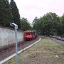 An der Haltestelle Schlump gibt es eine gute aussicht auf die ankommenden Fahrzeuge. Dieser DT III kommt aus Richtung Norden/Kellinghusenstraße (U3). Der rechte Zweig kommt aus Niendorf, dazwischen ein Rangiergleis.
