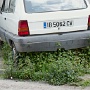 Dieses Autos scheint schon länger zu parken. Ob das einem der Bahnbauarbeiter gehört?