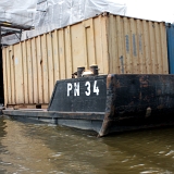 Dieser Ponton (auf dem Weg zur Ballinstadt) sieht nicht nur so aus, er IST teilweise unter Wasser.