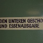 Typisch Deutsch, die Türen so zu beschriften? Nicht unbedingt, denn die Beschriftung ist aus Leuchtfarbe und auch im Dunklem zu lesen.