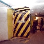 Der Hauptschleusenraum (Zugang vom Hauptbahnhof aus, hier die Türen in den Bunker hinein).