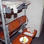 Die vom Staat/Stadt zur Verfügung gestellte Bunkerration: 2 Rollen Klopaier (für 14 Tage!), ein Napf für Suppe, ein Löffel, ein Becher für Tee, ein Handtuch, eine Decke. Und pro 25 Personen ein Sack für verstorbene Personen. 
