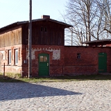 Der Bahnhofsvorplatz mit Nebengebäuden.