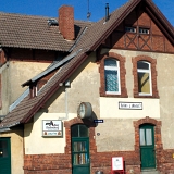 Bahnhofsgebäude von der Straßenseite aus gesehen