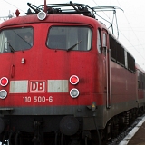 <font size="+1">Mit der DB von Uelzen nach Hannover</font><br /><font size="2.5"> <br />Um 10:04 ging es dann mit einer 110 weiter Richtung Hannover. Die Waggons und die Lok waren außen sehr dreckig, innen der Uhrzeit entsprechend nicht mehr ganz sauber, aber immerhin sauberer als noch vor Jahren. Im direktem Vergleich zum Metronom war dieser „Rotling“ sehr laut, schaukelig und fast leer. Bis Eschede ging es flott voran, kurz vor dem Bahnhof Eschede wurde aber sehr langsam gefahren. Einen Grund konnte ich nicht erkennen. Wenige Minuten vor erreichen des Bahnhofs Celle kam dann schon ein Fahrkartenstempler, der mir auf meine freundliche Bitte meine Tageskarte auch mit seinem Stempel verzierte. Am Rande bemerkt: Die Klobrille lag neben dem Klo, selbiges sah aus wie wochenlang nicht gereinigt.<br />