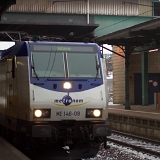 <font size="2.5"> Von Hamburg aus fährt der Metronom um kurz vor 9 aus Richtung Uelzen. Da im Gebiet des HVV auch die HVV-Karten anerkannt werden ist es kein Problem mit einer normalen HVV-Karte bis Harburg mitzufahren und ab dort dann auf dem Niedersachsenticket weiterzufahren (gültig ab 9 Uhr). Da ich die HVV-Regelung dort noch nicht kannte bin ich erst in Harburg in den Zug eingestiegen. Der Zug kam aus HH an, für das Wetter nur mäßig verdreckt (außen).<br /><br /><br />Die Abfahrt in Harburg war pünktlich (9:08), die Sitzplätze zu ca. 50% belegt. Was mir als erstes auffiel war die sehr leise Anfahrt. Kein Vergleich zu den sonst benutzten Nahverkehrsmaterial von DB und HVV. Leider ist auch dieser Wagen, wie fast überall in ÖPNV, viel zu warm geheizt - gefühlt waren es 25-30 Grad, real wohl etwas über 20. <br />