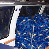 <font size="2.5"> Im 3. Wagen von hinten habe ich dann auch noch ein Fenstersitzplatz mit Tisch bekommen. Die Gepäckablagen in diesem Wagen sind sehr klein/eng, ob es an der Bauart DOSTO lag weiß ich nicht. Mein halb leerer Rucksack passte schon nicht mehr ohne drücken und quetschen dort hinein.