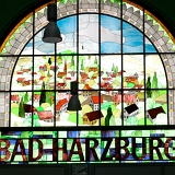 <font size="2">Im Bahnhofsgebäude sind diese hübschen Glasarbeiten zu bewundern.