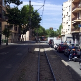 <br /><br /><div align="left"><font size="2"><br />Der Anfang der Strecke führt noch richtig durch die Straßen von Palma. <br /><br />Dieses, wie auch die folgenden Bilder, sind vom fahrenden Zug aus gemacht. Die hintere Plattform ist dafür gut geeignet und auch zugelassen. Leider wird es schnell eng, also rechtzeitiges kommen sichert den besten Stehplatz.<div align="left"><font size="2"><br />