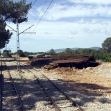 <div align="left"><font size="2"><br />Überall wird (noch oder immer) gebaut. An dieser Stelle einige Kilometer auswärts von Palma liegt das Baumaterial rum.<br /><br />Der Zug, den wir nahmen ist ein Touristenzug, der nicht an jeder Haltestelle hält. Dafür macht er aber an einer besonderen Stelle eine Pause (siehe später).<br /><br />