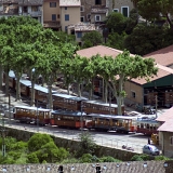 <div align="left"><font size="2"><br />Hoch über Sóller gibt es eine Aussichtsstelle am Berg (siehe auch das nächste Foto), wo man das ganze Tal übersehen kann. Von hier aus ist das Betriebswerk der Eisen- und Straßenbahn zu sehen. Lassen Sie sich nicht von der Perspektive täuschen: Dieses Bild ist mit Teleobjektiv aufgenommen.<br /><br />