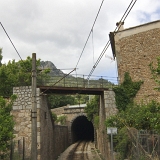 <div align="left"><font size="2"><br />Im Bereich der Stadt Sóller läuft die Strecke durch die Gärten. In Spanien kaum ein Problem ist der gelbe Schlauch, der die Gleise unterquert. Wenn das jemand in Deutschland wagen würde...<br /><br />