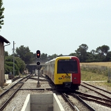 <font size="2">Die Ausfahrt Richtung Manacor. Das Bahnhofsgebäude ist noch mit Personal versehen, und hinter dem Fotostandort ist ein kleines, aber hochmodernes Stellwerk in ähnlicher Bauweise.<br /><br /><br />