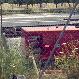 <div align="left"><font size="2">Dieser Dieselgenerator brummte die ganze Zeit vor sich hin. Er scheint die Station und das Stellwerk mit Strom zu versorgen, denn andere Abnehmer habe ich nicht sehen können.<br /><br /><br />