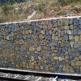 <font size="2">Ich hätte gern gesehen, wie sie dort eine so lange Stützmauer so hübsch aufgebaut haben. Nachtrag: Möglicherweise ist dies die Mauer, die später (19. Mai 2010) einstürzte.<br /><br /><br />