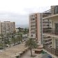 <div align="left"><font size="2"> Außerdem hat das Hotel laut Prospekt/Eigenwerbung nur Zimmer mit Meeresblick. Naja, alles ist relativ, vom Balkon aus gesehen (180 Grad Panaorama) so es dann so aus wie auf dem diesem Bild. Links der Blick zum Nachbarbalkon, in der Mitte der Hotelvorplatz und rechts die Innenecke vom Hotel<br /><br />