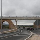 <div align="left"><font size="2"><br />Der Kreisel im Süden von Sant Llorenc. Das rechte Stück ist die neue Schnellstraße MA-15 mit heutiger Durchlasshöhe für LKW &  Co, das linke gelbe Teil ist die ehemalige Duchfahrt.