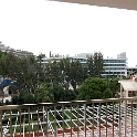 <font size="2.5"> Die Aussicht vom Balkon. Das Rötliche unten ist kein Tennisplatz, sondern die Terasse. Da dürfte es im Sommer auch schön laut werden (Speisesaalvergrößerung).