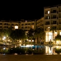 <font size="2.5"> Das Hotel vom der Gartenseite aus gesehen. Im Vordergrund einer der Pools, die hell erleuchtete Fensterfront ist der Speisesaal.