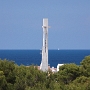 <font size="2.5"> Der Kirchturm. Gottesdienste gibt es laut Aushang auch in deutscher Sprache.