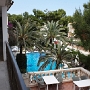 <font size="2.5"> Der Blick von der zweiten Etage aus über die Terasse des Restaurants zum Pool. Im Hintergrund läuft die örtliche Hauptstraße lang.