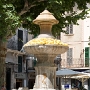 Ein Brunnen auf dem Marktplatz von Sóller. Die Südfüchte darauf waren wegen einer Ausstellung (Ernte?) dort plaziert.