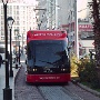 Am nächsten Tag in Antalya. Der Minibus kommt einige hundert Meter entfernt von der Altstadt zur 
							Endhaltestelle (auf dem Bild nächste Straße rechts rein). Als Eisenbahnliebhaber mußte natürlich die neue Straßenbahn (Tram) 
							abgelichtet werden.<br />
							
							<br />Benutzungshinweise: Die Straßenbahn fährt ca. alle 10 Minuten. Sie ist sehr leise und daher leicht 
							zu überhören, also Vorsicht auf den Gleisen! Zustieg: nur an den abgesperrten (Zugangskontrolle) Haltestellen. Dort ist beim "
							Wärter" eine Vorauszahlkarte zu kaufen. Die ist beliebig aufladbar. Eine Fahrt kostet unabhängig von der Streckenlänge TL 
							(Türkische Lira) 1,70, knapp 1 Euro. An den größeren Haltestellen ist die Karte auch in € aufladbar, aber der Wechselkurs kann 
							ungünstiger sein. Mit einer Karte können auch mehrer Personen fahren (Karte einfach an der Sperre mehrfach auflegen, hilfreiches 
							Personal ist vor Ort).<br /><br />
							
							abc
							Die Karte kann auch zur Bezahlung der Minibusse, der alten Straßenbahn und der neuen (normalen) 
							Busse genutzt werden. Es scheint auch Karte für Einwohner zu geben, die nachträglich belastet werden oder als Monatskarten genutzt
							werden, die sind mit Bild des Inhabers und offensichtlich nicht übertragbar.<br /><br />
							
							abc
							Noch ein paar Preise: Eine Fahrt im Minibus 
							(Dolmusch, türkisch 